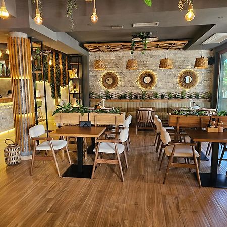 Lacasa Apartments & Restaurant 乌尔齐尼 外观 照片